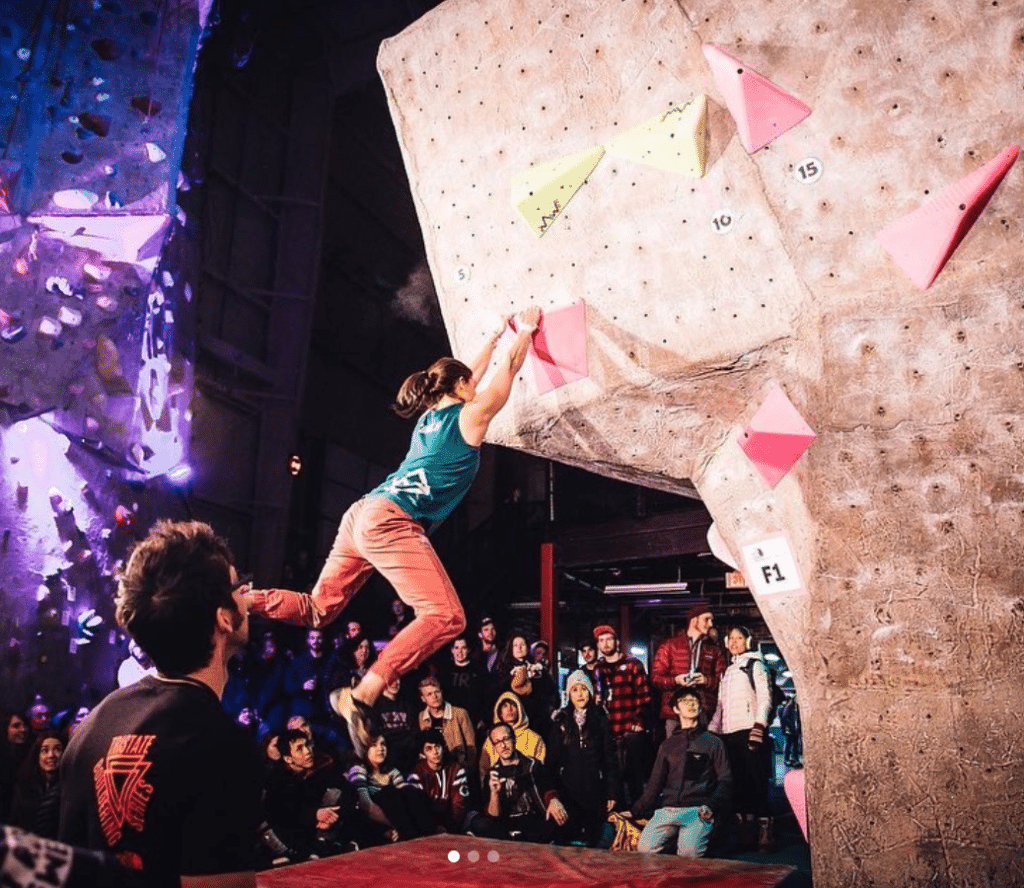 Compétition de grimpe en salle. L
