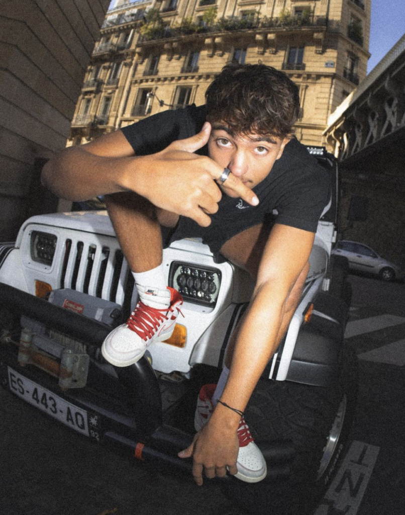 Inoxtag, youtubeur français et parisien.